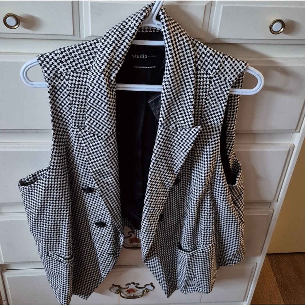 Torrid Black and White Houndstooth Vest